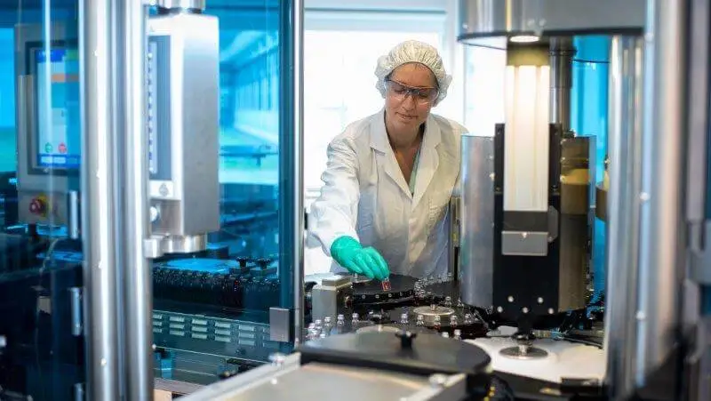 BBio - Woman looking at testlab